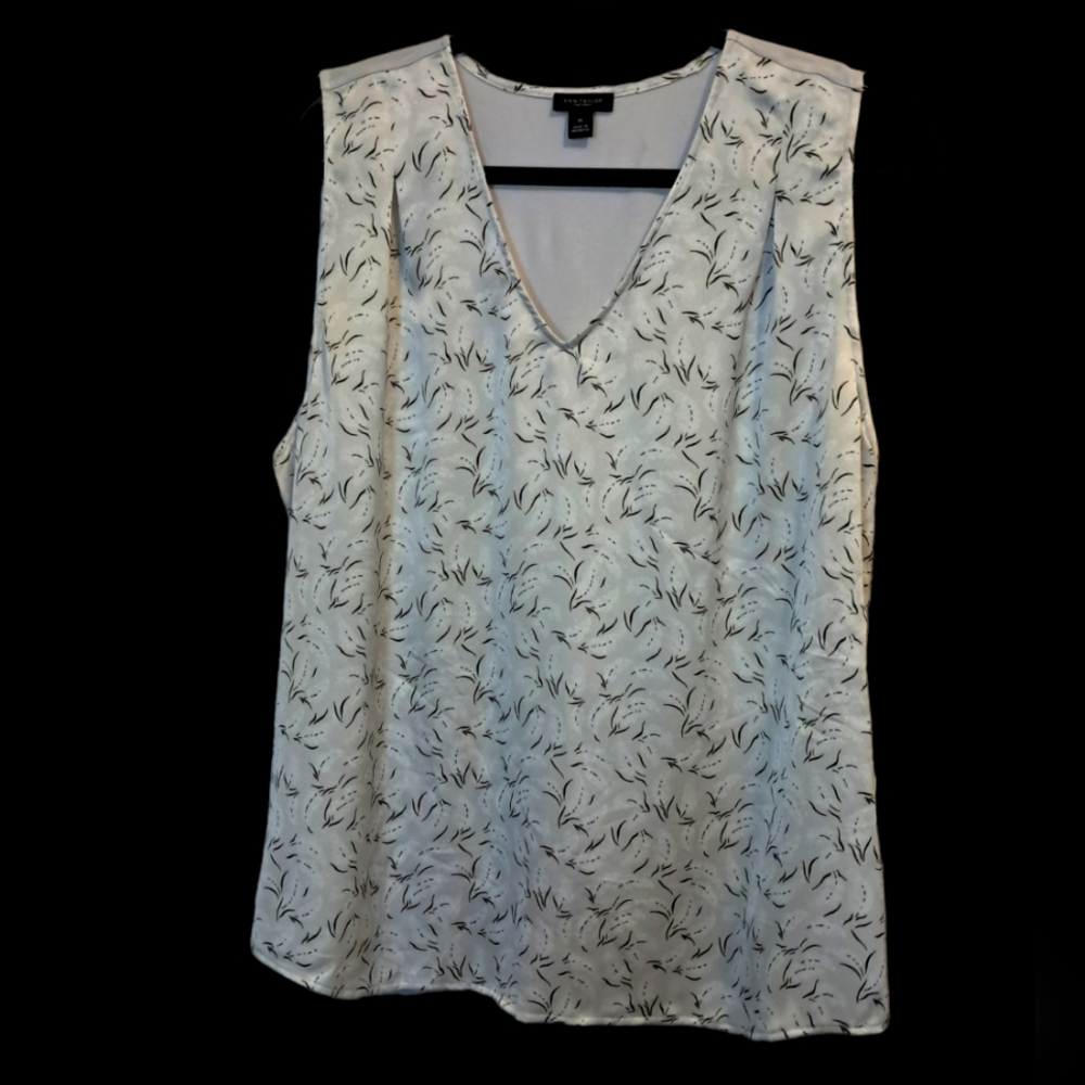 NWOT | Ann Taylor Factory | Frosty Silver Abstract V-Neck Shell